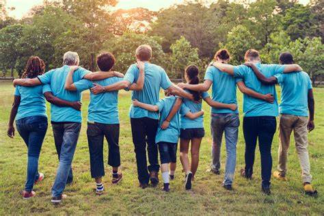 giovani abbracciati verso il bosco