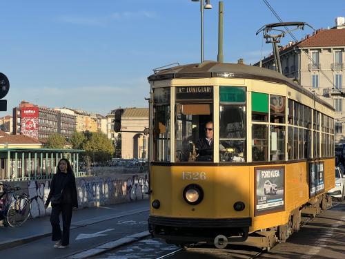 antico tram giallo di Milano in zona Darsena