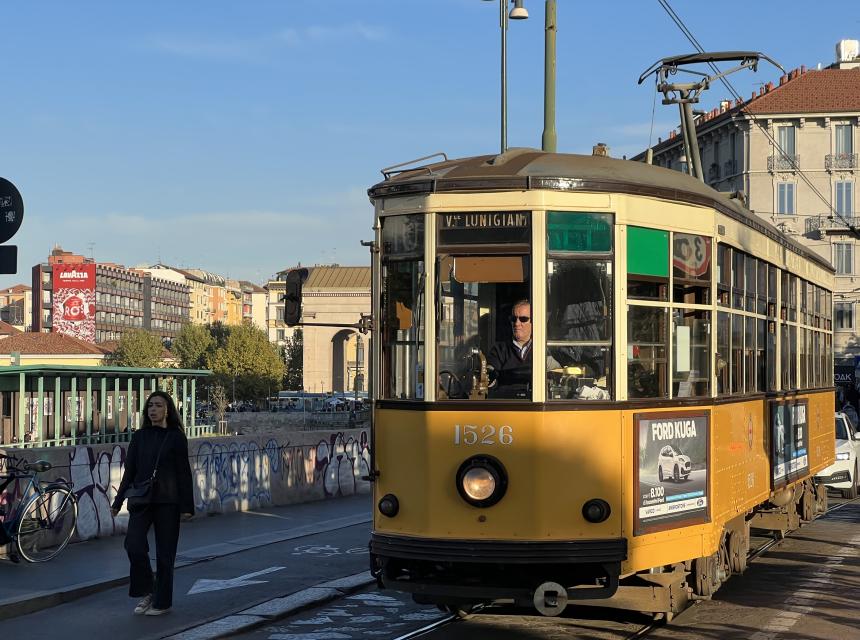 antico tram giallo di Milano in zona Darsena